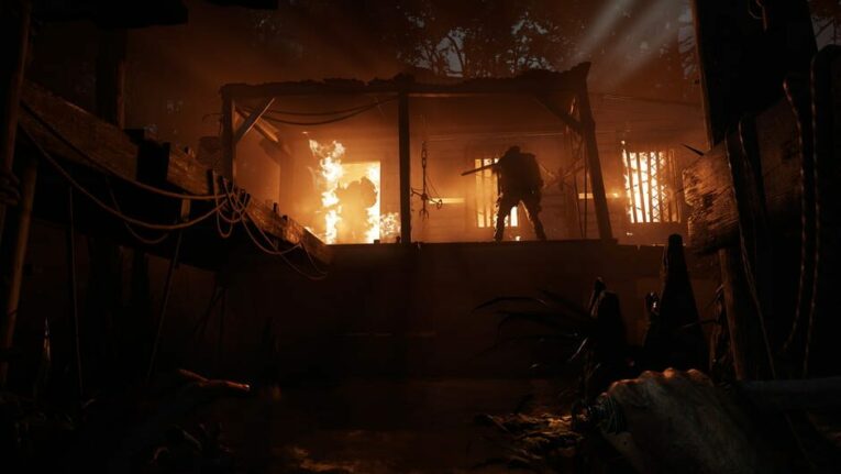 Lodernde Flammen in einer kleinen Hütte, welche aus Fenstern und Türen herausbricht. Darstellung aus dem Spiel Hunt: Showdown