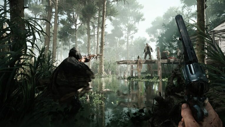 Zwei Figuren stehen am Tag vor einem Sumpfdock im Wasser. Darstellung aus dem Spiel Hunt: Showdown. 
