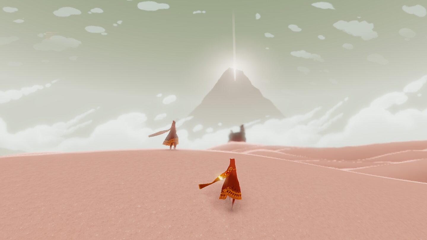 Zwei Figuren stehen auf einer Wüstendüne. Im Hintergrund steht der Berg mit dem verführerischen Lichtschein auf der Spitze. Dem Ziel des Spiels Journey.