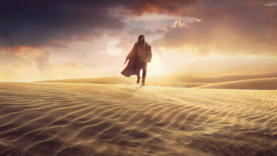 Obi-Wan Kenobi streift durch eine Wüste im Star Wars-Universum. (© Disney)